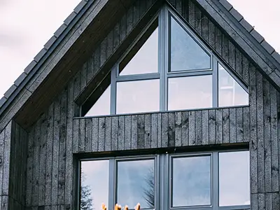 Holzhaus mit Burned Wood Fassade